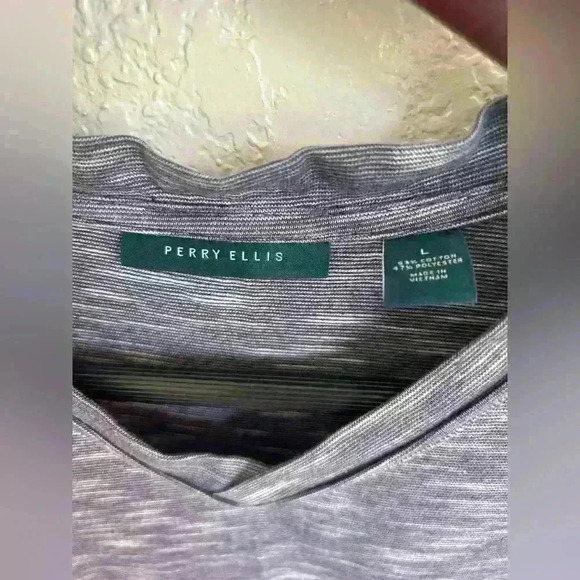 Perry Ellis Men’s Performance Grey V-Neck Tee Shirt
Size: Large - Picture 4 of 4